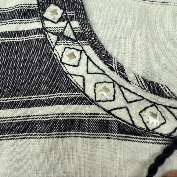 Crown & Ivy Peplum Top Black & White Long Sleeve Aztec Babydoll Women’s Size Med - Picture 5 of 13